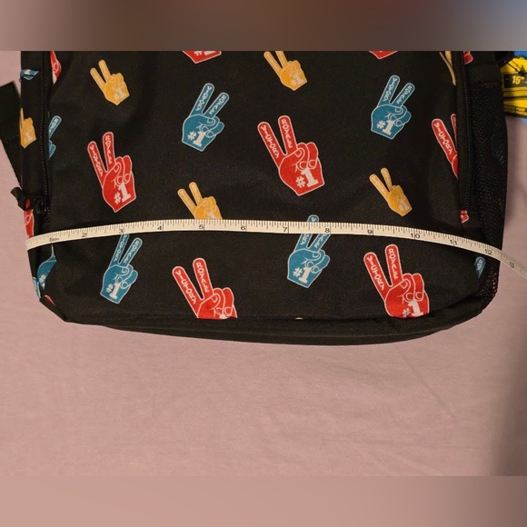 ❤️🩱💛🎒 Fortnite Black Backpack with Peace Signs - Picture 6 of 9